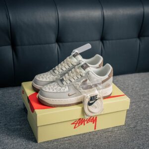 Air Force 1 sneaker with built-in air cushion and original materials