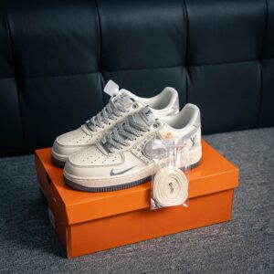 Air Force 1 sneaker with built-in air cushion and original materials