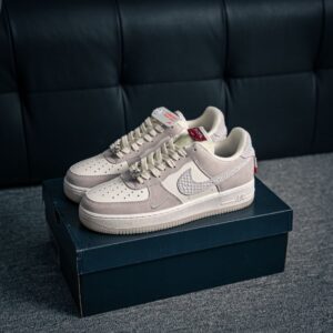 Air Force 1 sneaker with built-in air cushion and original materials