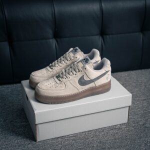 Air Force 1 sneaker with built-in air cushion and original materials