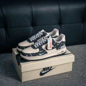 Air Force 1 sneaker with built-in air cushion and original materials