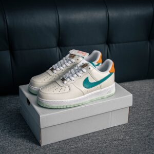 Air Force 1 sneaker with built-in air cushion and original materials